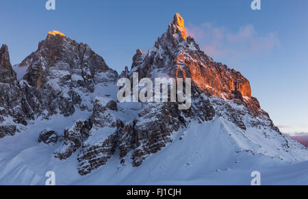 La luce del sole al tramonto sulle Pale di San Martino gruppo di montagna. Il Cimon della Pala e la Vezzana picchi. Passo Rolle. Le Dolomiti del Trentino. Alpi italiane Foto Stock