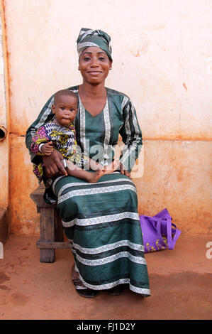 Bella Africano nero madre con il suo bambino baby in posa di porto-Novo , Benin Foto Stock