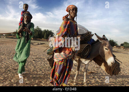 Nomadi Fulani famiglia con donkey vicino a Gorom Gorom , regione di Sahel, Burkina Faso Foto Stock