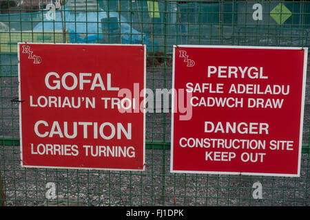 Cartelli di avvertimento in inglese e gallese Foto Stock