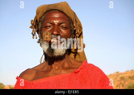 Mali ritratto della vecchia Dogon tribe uomo/ huntger con tipici hunter hat Foto Stock