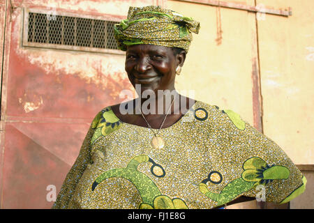 Mali ritratto di una madre Fulani nel porto di Mopti Foto Stock