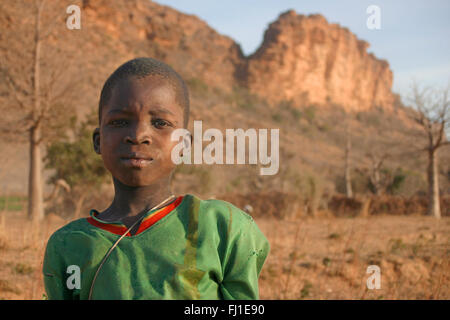 Mali ritratto di un bambino Dogon nella Terra dei Dogon, vicino a Bandiagara cliff Foto Stock