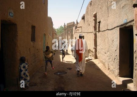 Per le strade di Djenné , Mali Foto Stock