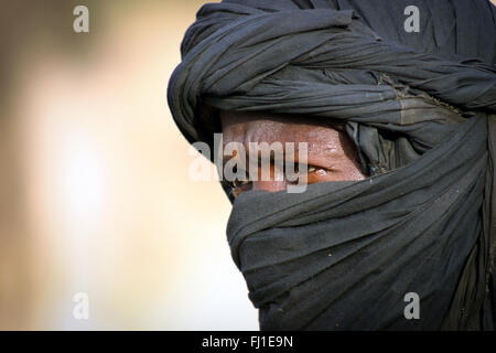 Il Tuareg vestita di nero turbante in Djenné, Mali Foto Stock