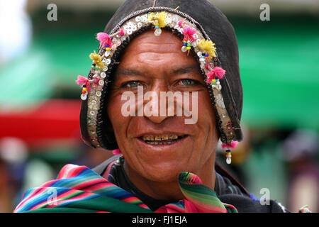 L'uomo indossando il tradizionale conquistadores spagnoli casco in Tarabuco,mercato Bolivia Foto Stock