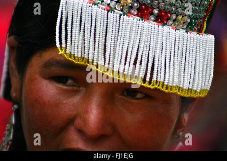 Occhi di donna nel mercato Tarabuco con tradizionale hat, Bolivia Foto Stock