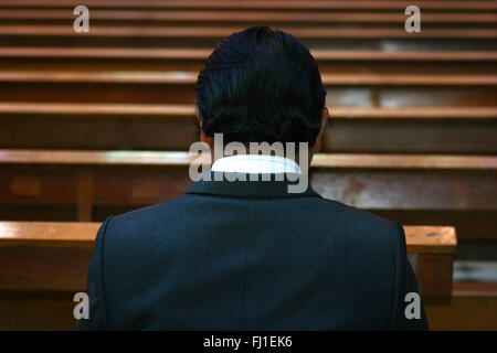 In lutto per l'uomo in preghiera nella chiesa in Potosi, Bolivia Foto Stock