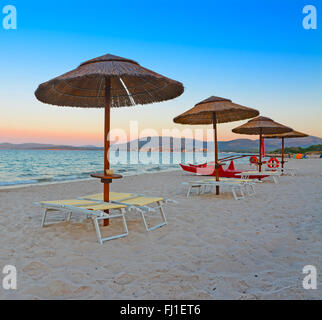 Ombrelloni In Riva Al Mare In Maria Pia Spiaggia Di Alghero