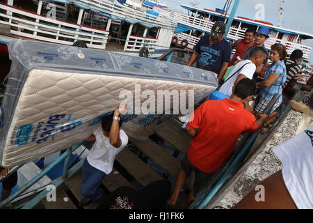 Le persone che lavorano a Manaus porto, Brasile Foto Stock