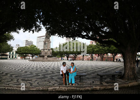 Due Signore seduto su una panchina su San Sebastian Square , centro di Manaus, Brasile Foto Stock