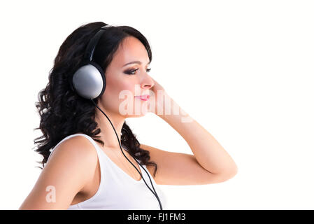 Sorridente bella donna che indossa le cuffie in profilo isolato con spazio di copia Foto Stock