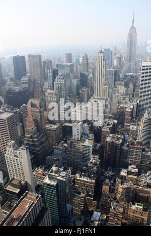 Panorama su Manhattan , New York City , architettura, persone e vita quotidiana Foto Stock