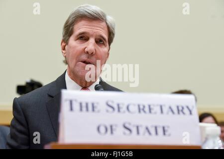 Stati Uniti Il segretario di Stato John Kerry durante testimonia davanti alla casa Commissione Affari Esteri sulla Capitol Hill Febbraio 25, 2016 a Washington, DC. Kerry è visualizzato a discutere l'amministrazione Obama 2017 bilancio federale richiesta. Foto Stock