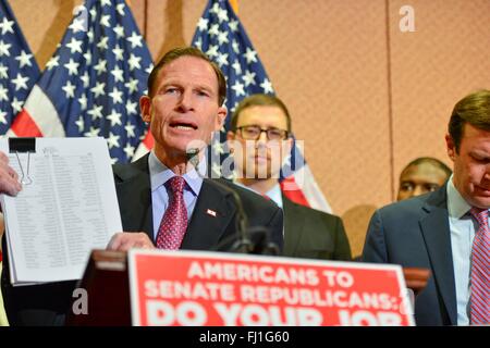 Stati Uniti Il senatore Richard Blumenthal e altri democratici chiamata su i repubblicani per riempire la Corte Suprema ha posto vacante creato dalla morte di giustizia Antonin Scalia durante una conferenza stampa a Capitol Hill Febbraio 24, 2016 a Washington, DC. Foto Stock