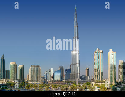 Il Burj Khalifa, l'edificio più alto al mondo, tra altri grattacieli di Dubai Foto Stock