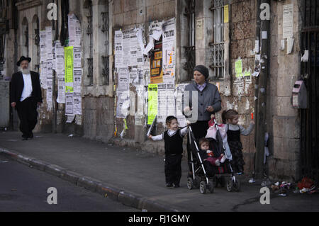 Ultra Orthdox popolo ebraico di Mea Shearim quartiere di Gerusalemme , Israele Foto Stock