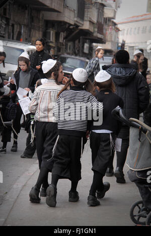 Ultra Orthdox popolo ebraico di Mea Shearim quartiere di Gerusalemme , Israele Foto Stock