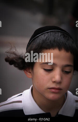 Ultra Orthdox bambino ebreo indossando kippa in Mea Shearim quartiere di Gerusalemme , Israele Foto Stock