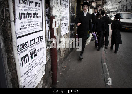 Ultra Orthdox popolo ebraico di Mea Shearim quartiere di Gerusalemme , Israele Foto Stock