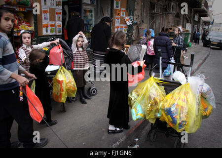 Ultra Orthdox popolo ebraico di Mea Shearim quartiere di Gerusalemme , Israele Foto Stock