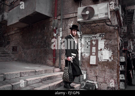 Ultra Orthdox popolo ebraico di Mea Shearim quartiere di Gerusalemme , Israele Foto Stock