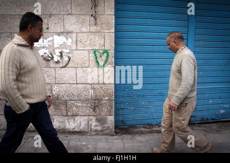 Cuore , simbolo di amore, dipinta su un muro in Amman, Giordania Foto Stock