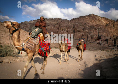 Petra, Giordania - paesaggio e persone beduin Foto Stock