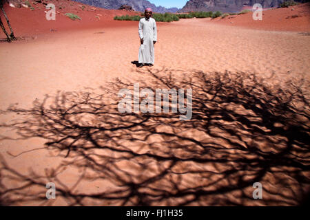Beduin e uomo ombra di un grande albero - paesaggio di Wadi Rum desert , Giordania Foto Stock