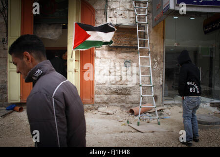 Bandiera palestinese nelle strade di Ramallah Cisgiordania Foto Stock