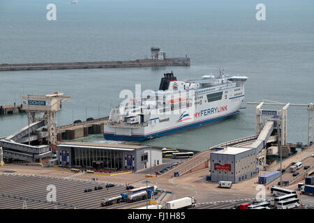 Vista verso un traghetto MyFerryLink quando si allontana il porto di Dover, Kent, Regno Unito. Foto Stock