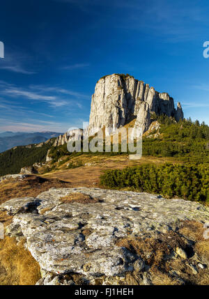 Vista sulla montagna di ocolasul mare.ceahlau mountain in Romania Foto Stock