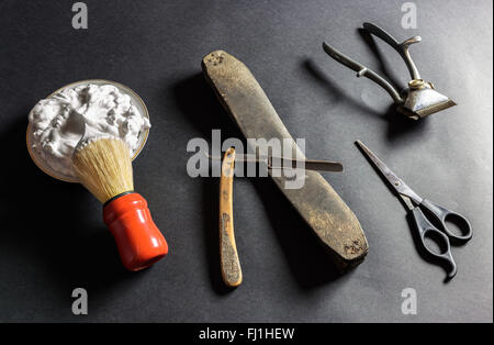 Vecchi attrezzi da barbiere Foto Stock