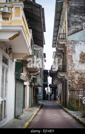 Casco Viejo Architecture Panama City Panama // PANAMA CITY, Panama — edifici e architettura coloniale spagnola sulle strade dello storico quartiere casco Viejo (San Felipe) di Panama City, Panama. L'area fu fondata nel XVII secolo dopo che una parte più antica di Panama, Panama Viejo, fu saccheggiata e distrutta. Casco Viejo gode ora di protezione come sito patrimonio dell'umanità dell'UNESCO che impone regole rigorose su come vengono effettuati i lavori di ristrutturazione degli edifici. Foto Stock