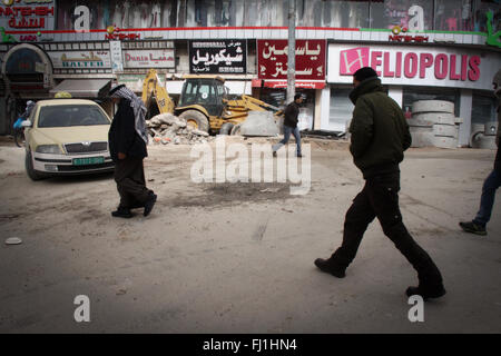 La gente che camminava per le strade di Ramallah , Palestina Foto Stock