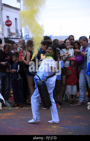 Street Arts Festival. Girovagando ballato 'Il colore del tempo" dalla società Artonik di Marsiglia a Rochefort, Francia Foto Stock
