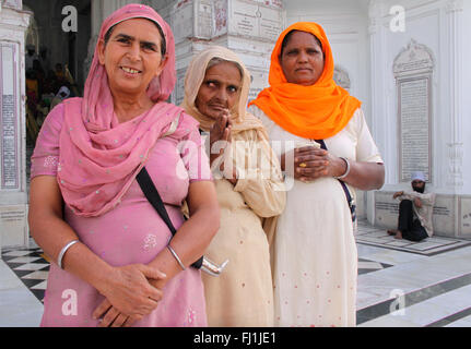 La religione sikh pellegrini pregano presso il Tempio Dorato, Amritsar , India Foto Stock