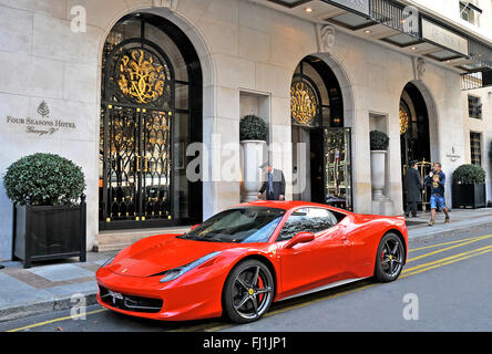 Four Seasons Geoge V Palace hotel e Ferrari auto, Parigi, Francia Foto Stock