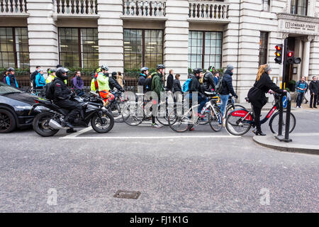 I ciclisti in attesa nella casella di bici o Advanced Linea di arresto (ASL) al rosso semaforo, Banca junction, London REGNO UNITO Foto Stock