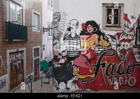 Il Portogallo, città di Lisbona, Fado Vadio murale, graffiti, musica tradizionale tema, Arte di strada a Escadinhas de Sao Cristovao Foto Stock