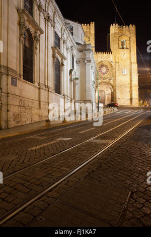 Chiesa di Santo Antonio e Cattedrale di Lisbona di notte in Portogallo Foto Stock