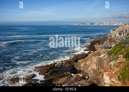 Il Portogallo, Estoril, coste rocciose dell'Oceano Atlantico Foto Stock