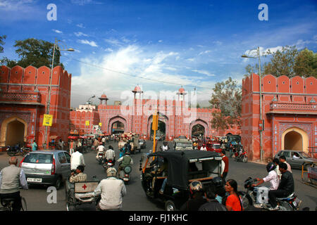 Il traffico caotico all'ingresso della città vecchia di Jaipur, India Foto Stock