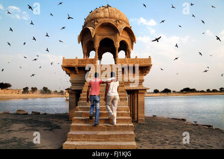 Due uomini visitano il Gadi Sagar lago in Jaisalmer , India Rajasthan Foto Stock