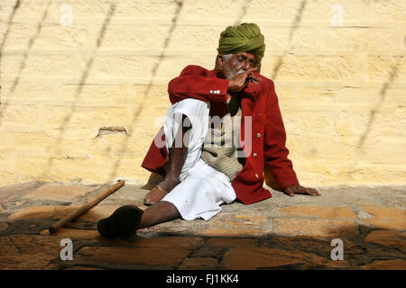 Rajasthani uomo con turbante di fumare in Jaisalmer fort , India Foto Stock