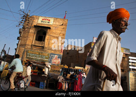 La gente in una strada di Jaisalmer, India Foto Stock