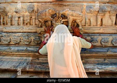 Donna indù pregando nel tempio Jagdish , Udaipur, India Foto Stock