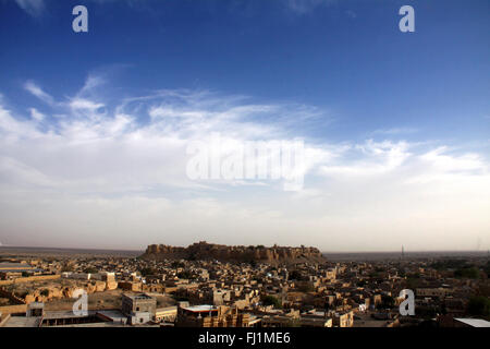 Vista panoramica su Jaisalmer fort e Jaisalmer città vecchia , Rajasthan , India
