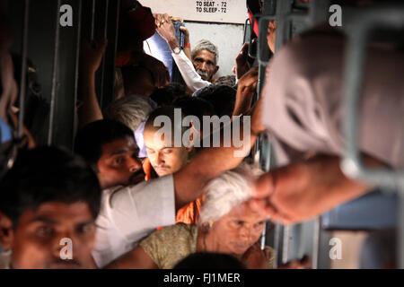 Affollato treno sovraffollato in India Foto Stock