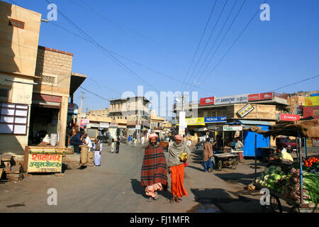 Due sadhus saddhus santi uomini a piedi in una strada di Jaisalmer, India Foto Stock